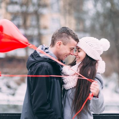 christmas wallpaper, man, woman, balloons, nature, couple, happy, love, date, cold, winter, weather, snow, heart, red, people